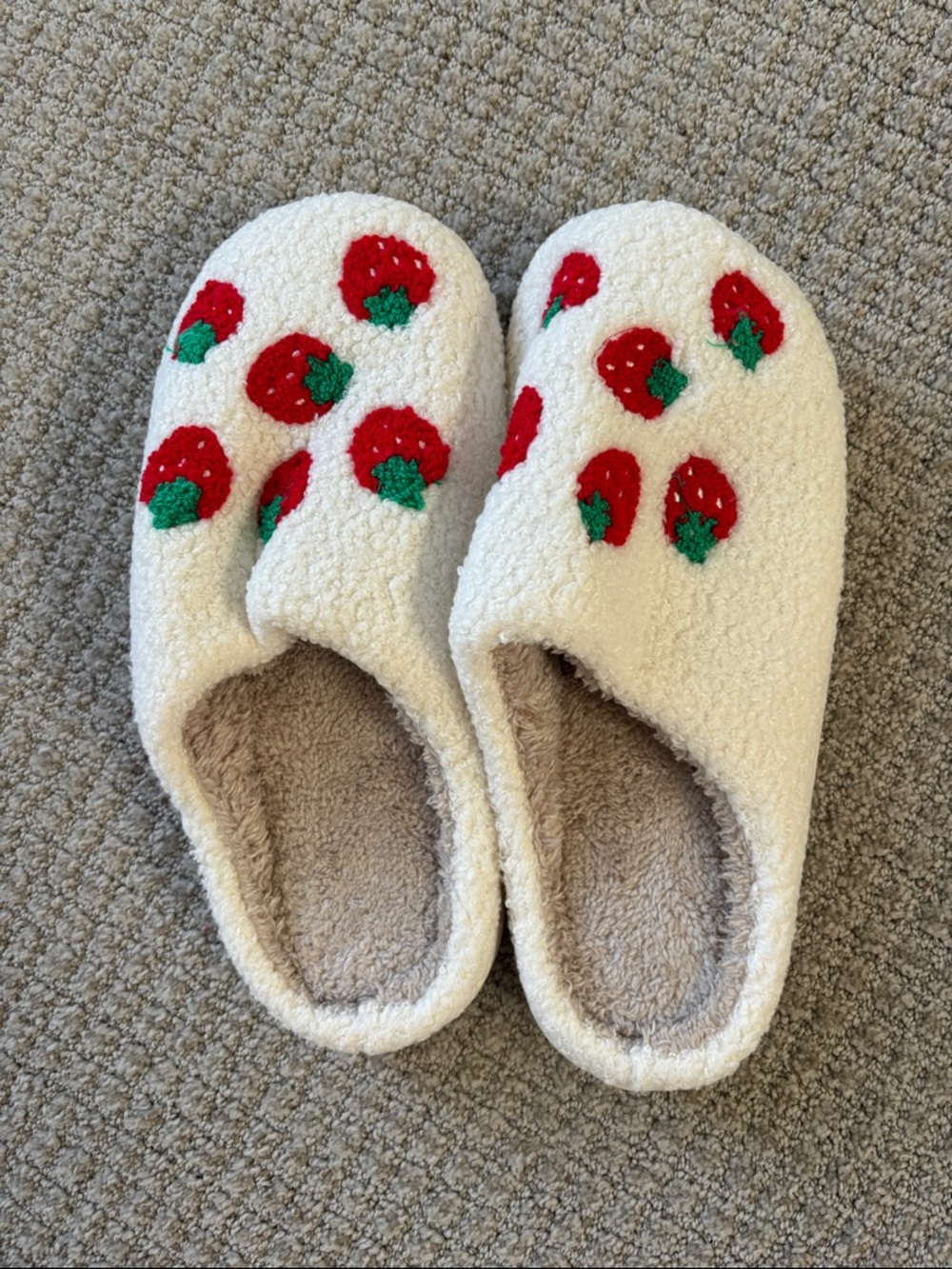 Cozy Strawberry Sherpa Slippers - Cream with Red Accents